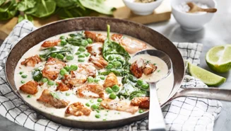 Lax med röd curry, ärter och spenat