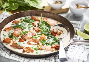 Lax med röd curry, ärter och spenat