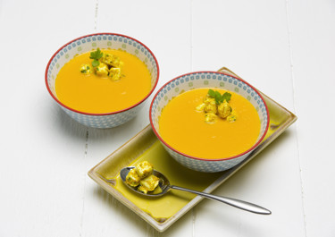 Porkkanasosekeitto curry-korianterijuustolla