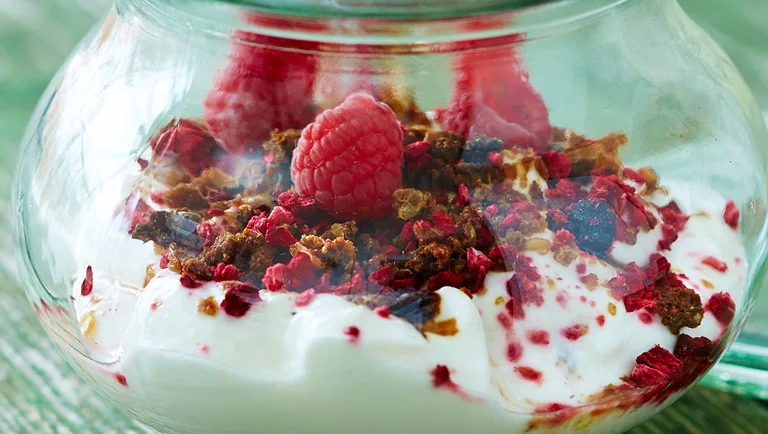 Rugbrødsdrys med muscovadosukker og hindbær