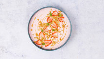 Lactosevrije smoothie bowl met pindakaas en rood fruit
