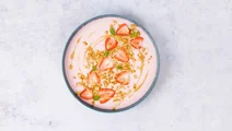 Smoothiebowl zonder lactose met pindakaas en bessen