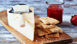 Lagrad ost med jordgubbsmarmelad och havrekex
