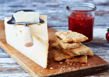 Lagrad ost med jordgubbsmarmelad och havrekex
