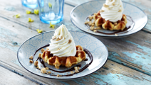 Belgiske vafler med is, chokoladesauce og mandelknas