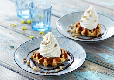 Belgiske vafler med is, chokoladesauce og mandelknas