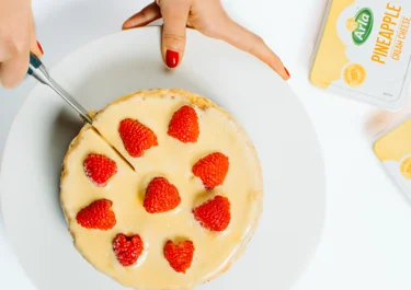 Tarta helada de galletas y Arla Queso de untar Piña