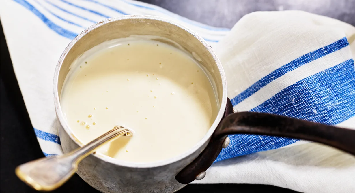 Bechamel är en av de klassiska grundsåserna, som här görs både på mjölk och grädde. Men den kan också göras på bara mjölk. Grundstommen i t ex gratänger och lasagne. Smaksätt med t ex lagrad ost eller muskotnöt.