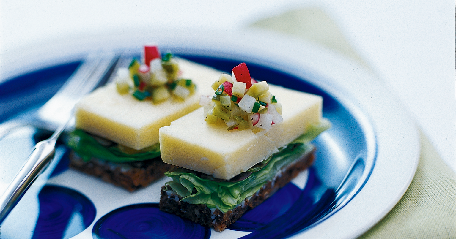 Smørrebrød med ost og radisesalsa