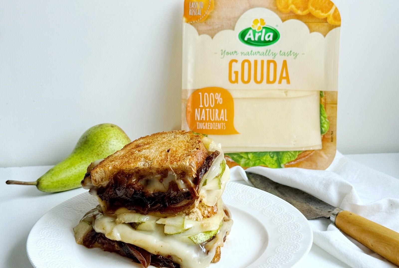 Sándwich de pera y cebolla caramelizada con Arla Gouda