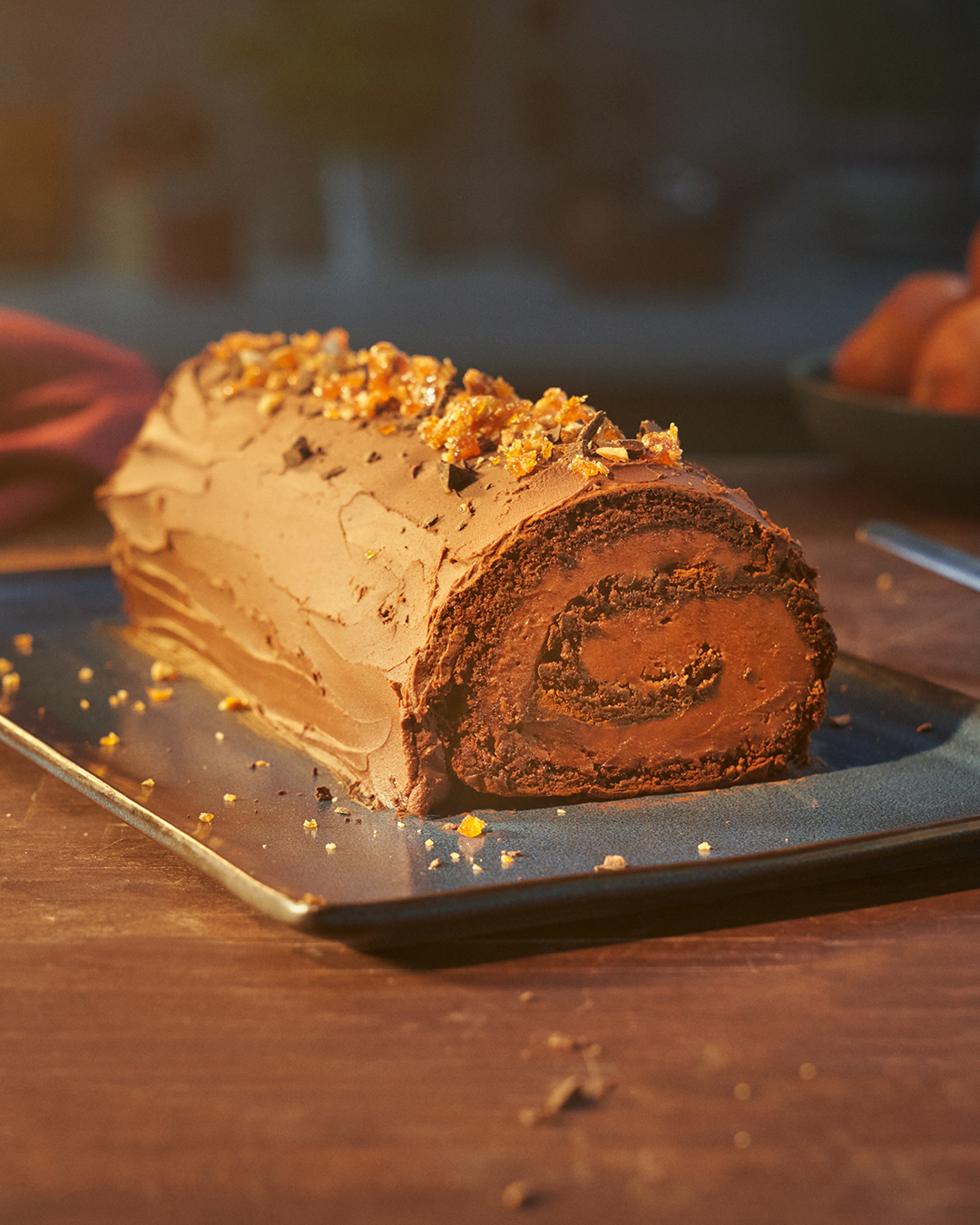 Tronchetto al cioccolato e mandarino con scaglie di caramello alla nocciola