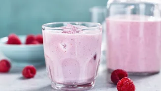 Dadelmjölk med vanilj och hallon