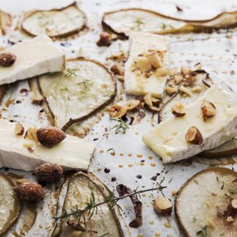 Brie med karamelliserade päron, timjan och rökta mandlar