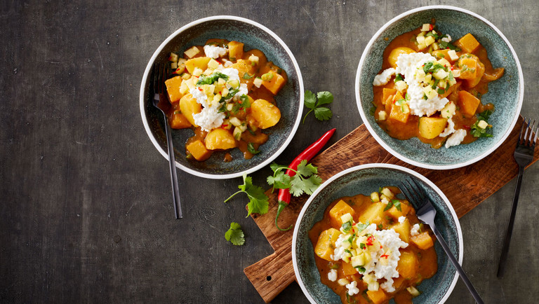 Løg og kartofler i spicy rød karry, toppet med hytteost og ananassalsa