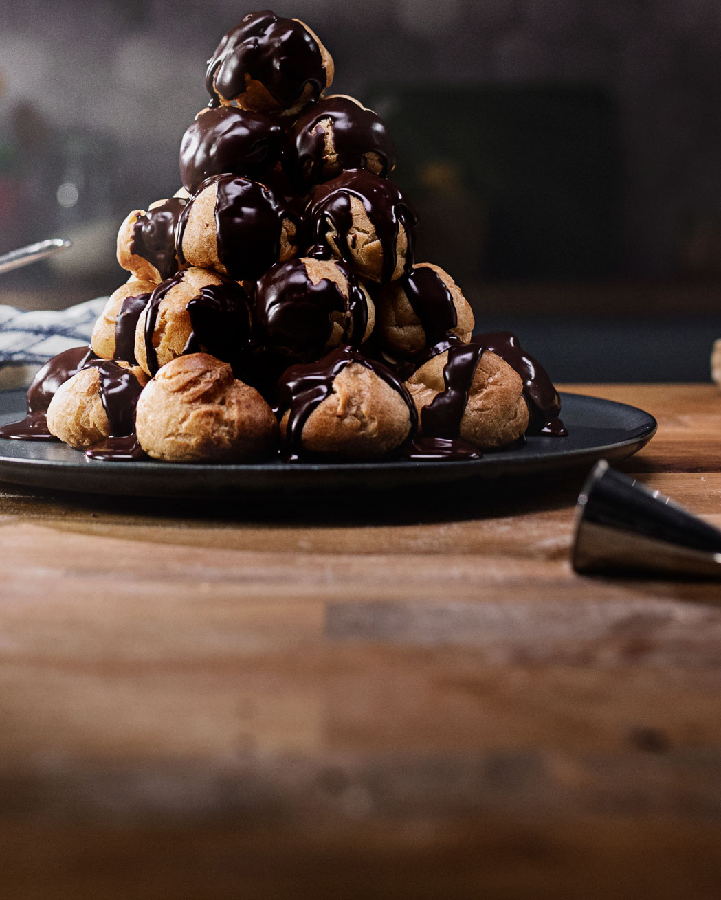 Profiteroltorony vaníliakrémmel és csokoládéöntettel