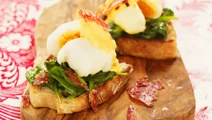 Bruschetta med spenat och salamichips