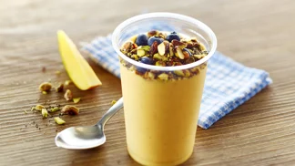 Skyr-Mango-Shake mit Knusper-Topping
