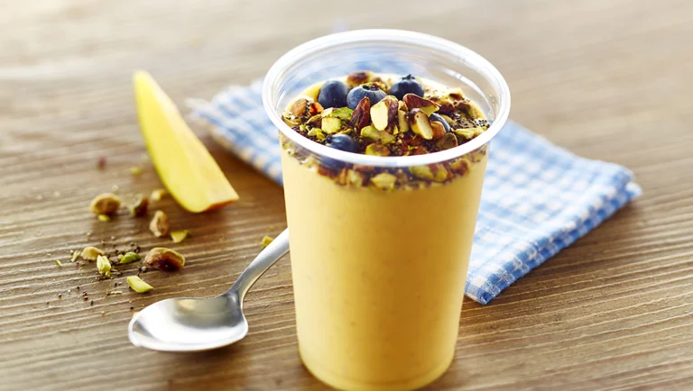 Skyr-Mango-Shake mit Knusper-Topping