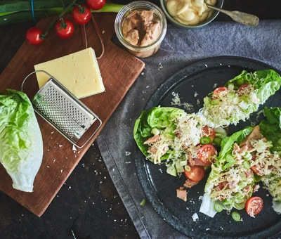 Salatwraps mit Thunfisch und gereiftem Cheddar