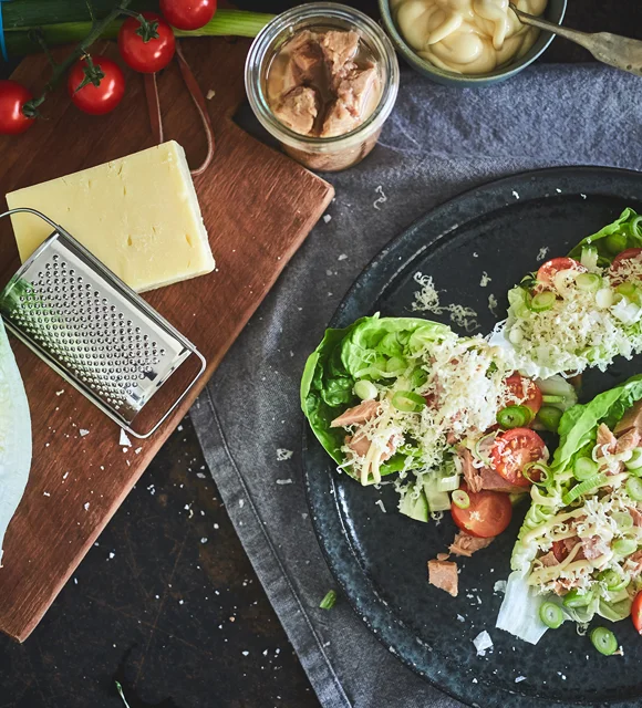 Salatwraps mit Thunfisch und gereiftem Cheddar