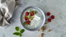 Skyr bowl with pistachio, raspberry and mint