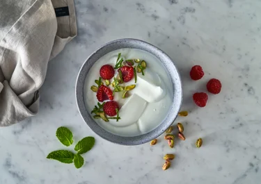 Skyr bowl with pistachio, raspberry and mint