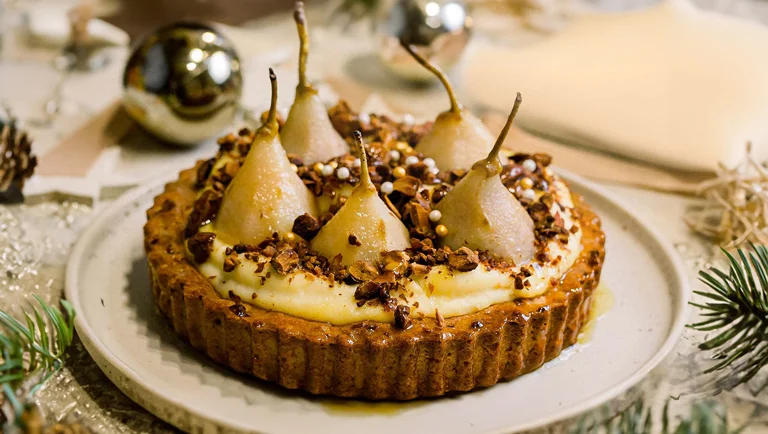 Τάρτα με βάση κουραμπιέ, κρέμα και αχλάδια