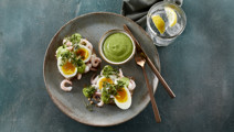 Smørrebrød med æg og rejer