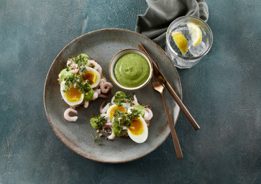 Smørrebrød med æg og rejer