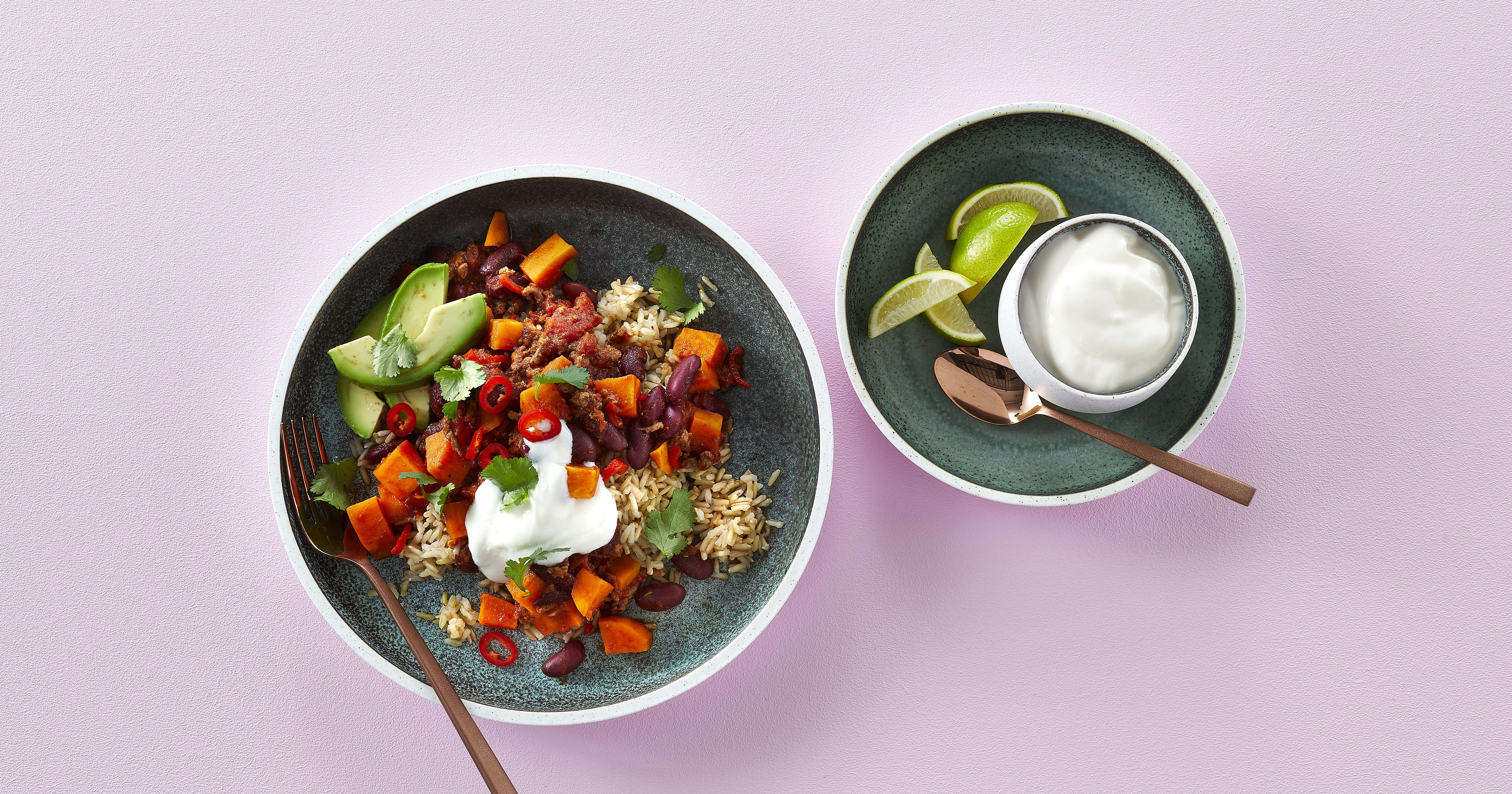 Chili con carne med søde kartofler og avocado