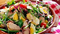 Kycklingsallad med ostgratinerad kyckling