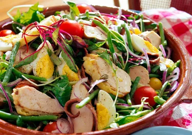 Kycklingsallad med ostgratinerad kyckling