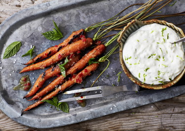 Grillede gulerødder med honningglaze og ostecreme
