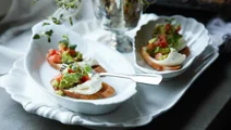 Färskoströra och avokadosalsa på crostini