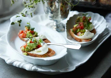 Färskoströra och avokadosalsa på crostini