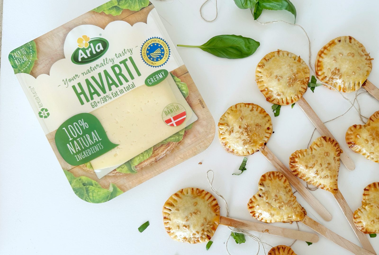 Piruletas de hojaldre con Arla Havarti, tomate seco y albahaca