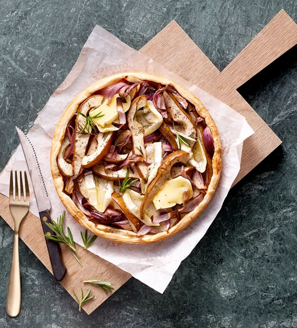TARTE FEUILLETÉE SALÉE AU FROMAGE BLANC CRÉMEUX CASTELLO ET À LA POIRE