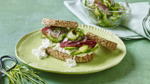 Sandwich med hytteost og saltede grøntsager