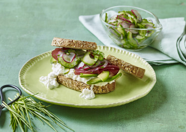 Sandwich med hytteost og saltede grøntsager