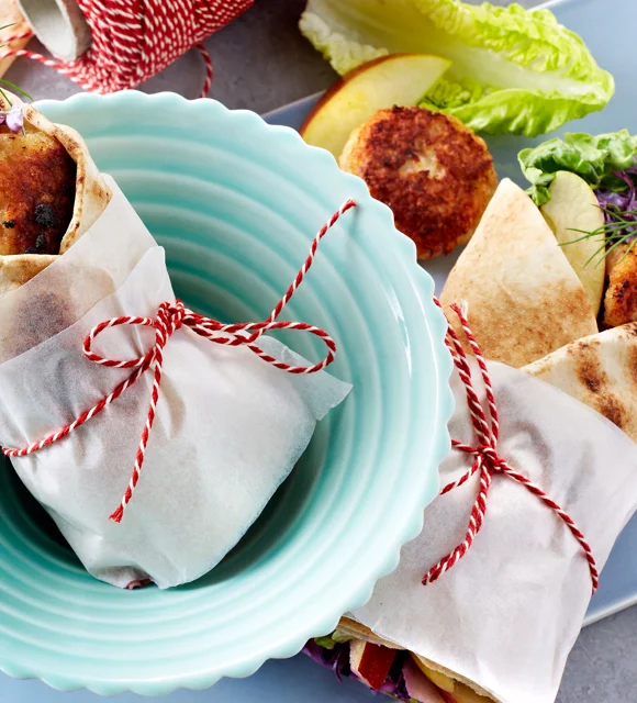 Geflügel-Frikadellen mit Rotkohlsalat im Fladenbrot