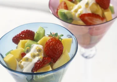 Färska frukter i glas med koriandertopping