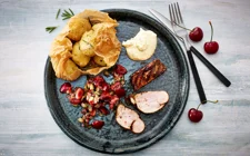 Gegrilltes Schweinefilet mit würziger Kirsch-Salsa und geräucherten Kartoffeln