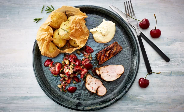 Gegrilltes Schweinefilet mit würziger Kirsch-Salsa und geräucherten Kartoffeln