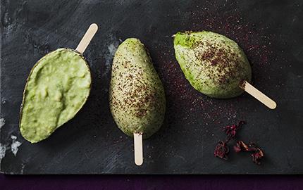 Avokado- och limepaletas med hibiskus