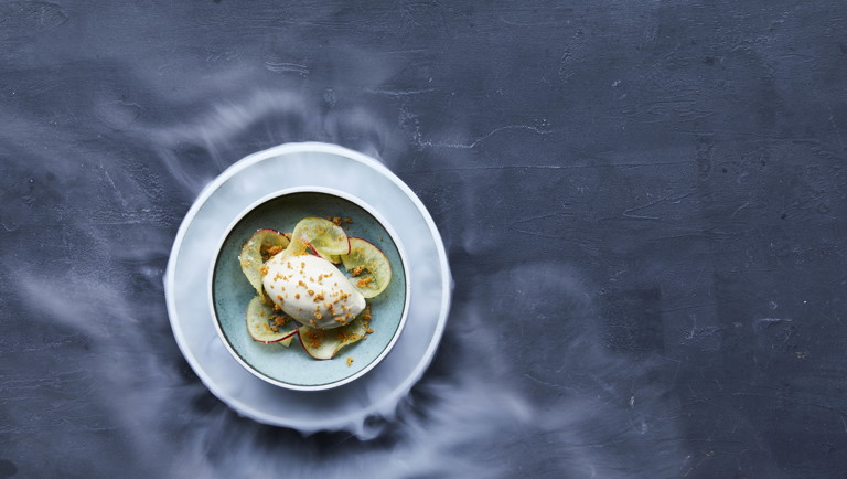 Æbler "sprængt" i klar kærnemælk, brunet smør-is og butter crumble
