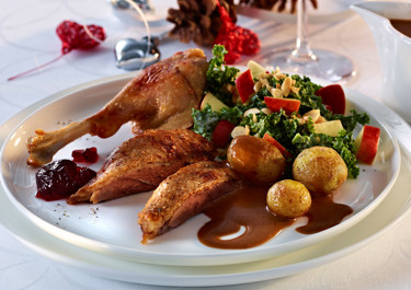 Gåsesteg med stegte kartofler og æblesalat med mormordressing