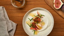 Vijgen, appel en honing als topping voor Arla Skyr