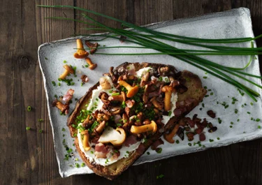 Toast met roomkaas, spek en paddestoelen