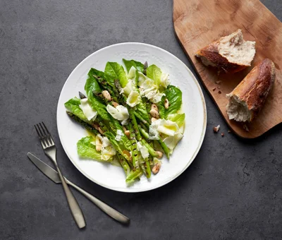 SALADE D'ASPERGES GRILLÉES AVEC HAVARTI CRÉMEUX CASTELLO