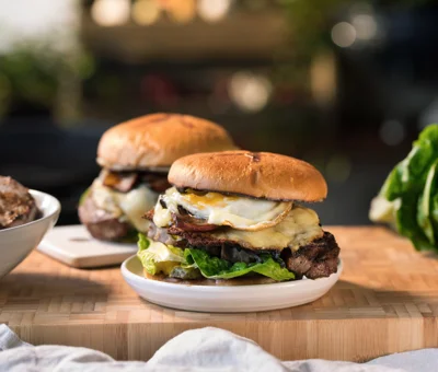 Ribeyeburger med bacon, æg og Castello Cheddar Matured
